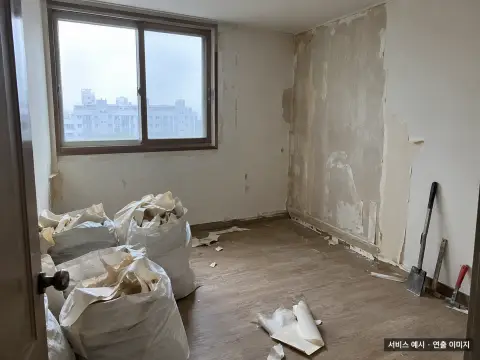 벽지와 마감재가 제거된 방 내부
