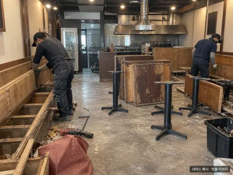 음식점 내부 좌석과 주방 집기가 해체 중인 현장