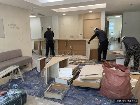 접수대와 수납장이 해체되는 상업 공간