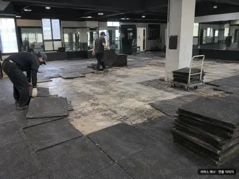 넓은 상업시설 바닥재가 제거되고 정리되는 현장
