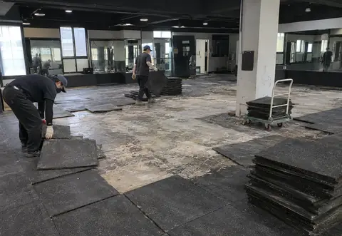 넓은 상업시설 바닥재가 제거되고 정리되는 현장