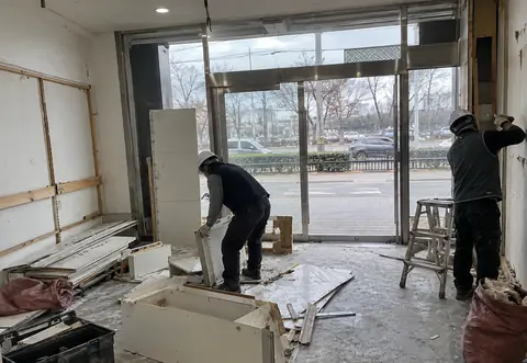 소형 매장의 카운터와 벽체가 철거 중인 현장