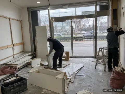 소형 매장의 카운터와 벽체가 철거 중인 현장