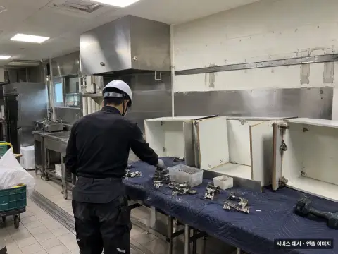 상업용 주방 벽면 상부장이 철거된 작업 공간
