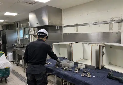 상업용 주방 벽면 상부장이 철거된 작업 공간