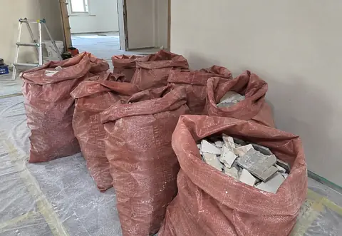 철거 잔재가 마대에 분리 수거되어 정리된 현장