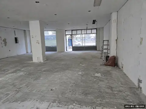 상가 내부가 비워지고 바닥과 벽면 철거 흔적이 남은 넓은 공간