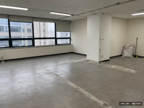 사무실 바닥과 천장 일부가 정리된 빈 업무 공간